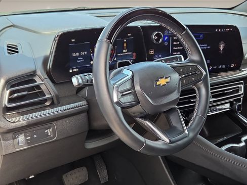 Used 2025 Chevrolet Traverse High Country FWD image 14