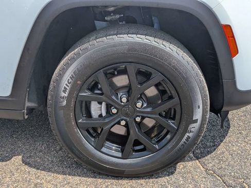 Used 2025 Jeep Grand Cherokee Altitude AWD/4WD image 11