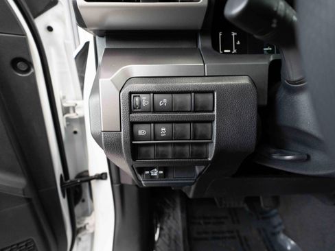 Used 2025 Toyota Tacoma SR5 AWD/4WD image 11