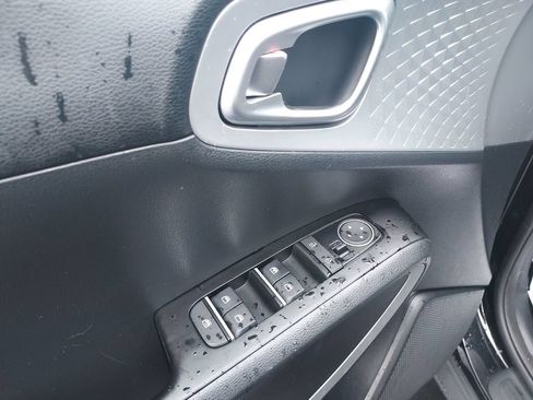 Used 2025 Kia Soul LX w/ LX Technology Package FWD image 19