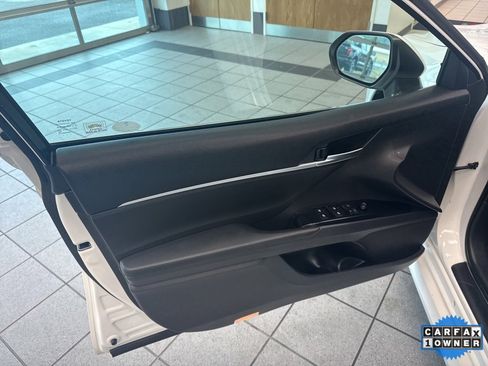 Used 2018 Toyota Camry LE image 12