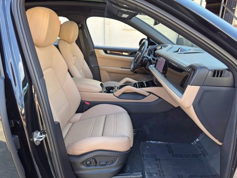 Used 2024 Porsche Cayenne Coupe AWD/4WD image 16