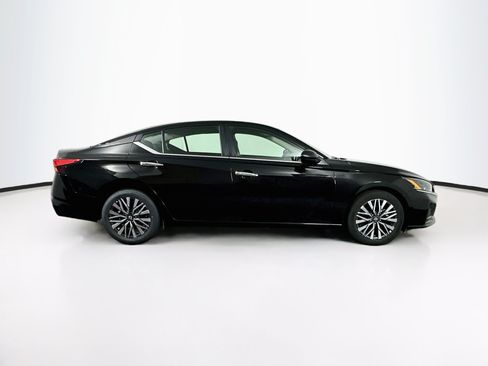 Used 2025 Nissan Altima 2.5 SV FWD image 10