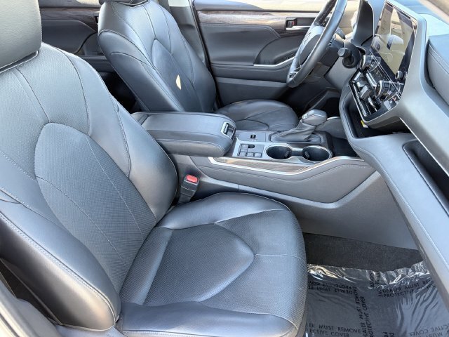 Used 2023 Toyota Highlander Limited FWD image 11