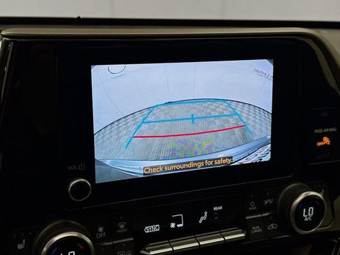 Used 2023 Toyota Highlander XLE AWD/4WD image 14