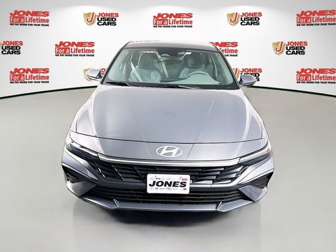 Certified 2024 Hyundai Elantra SE image 11