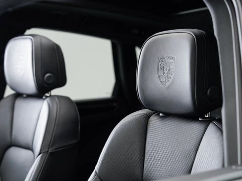 Certified 2025 Porsche Macan image 10