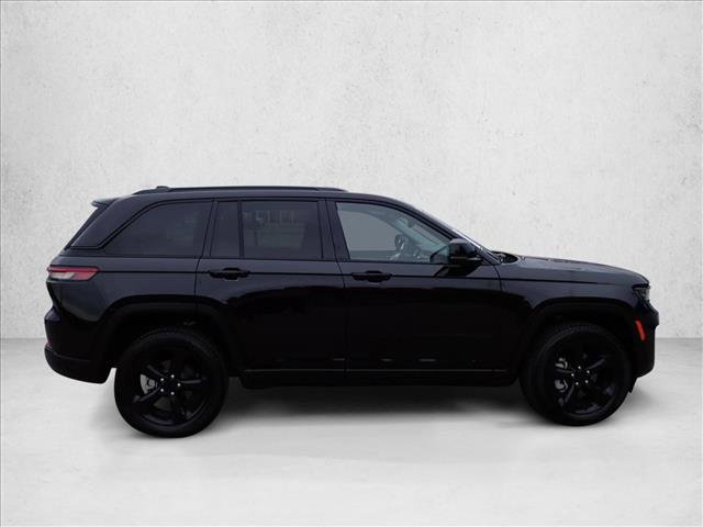 Used 2023 Jeep Grand Cherokee Limited w/ Black Appearance Package AWD/4WD image 5