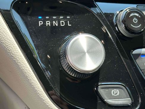 Used 2023 Chrysler Pacifica Limited w/ Uconnect Theater Family Group FWD image 26