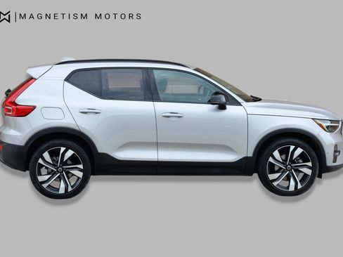 Used 2025 Volvo XC40 B5 Plus AWD/4WD image 3