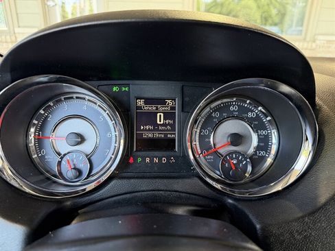 Used 2015 Chrysler Town & Country Touring w/ Driver Convenience Group FWD image 23