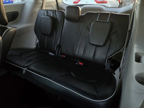 Used 2023 Chrysler Pacifica Limited image 13