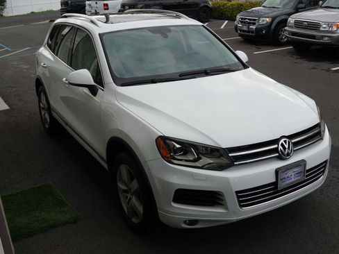 Used 2014 Volkswagen Touareg TDI image 8