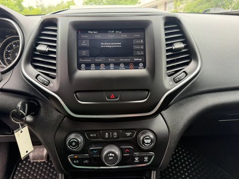 Used 2020 Jeep Cherokee Latitude w/ Cold Weather Group AWD/4WD image 22