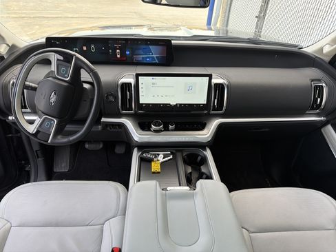 Certified 2025 Ford Expedition Platinum w/ Driver's Package AWD/4WD image 30