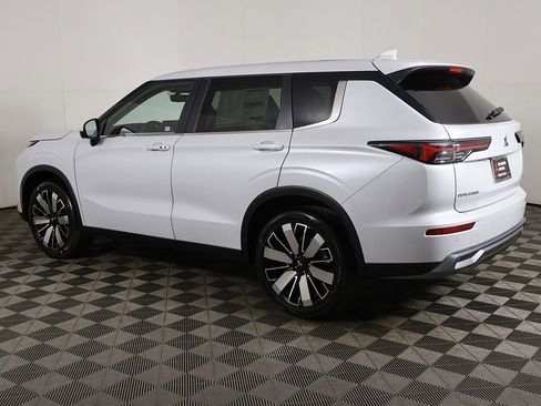 New 2025 Mitsubishi Outlander SE image 16