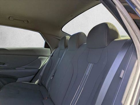 Used 2025 Hyundai Elantra Sport image 18