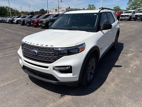 Certified 2024 Ford Explorer XLT w/ Equipment Group 202A AWD/4WD image 3