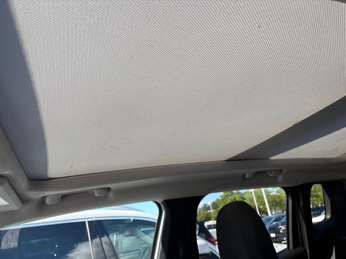Used 2019 Jeep Renegade Latitude w/ Cold Weather Group AWD/4WD image 17