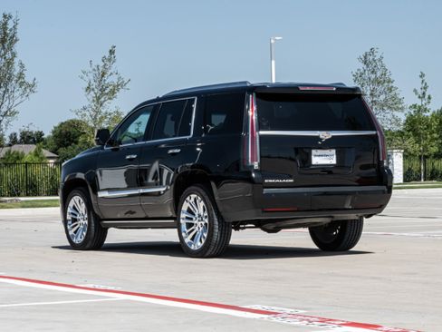 Used 2018 Cadillac Escalade Platinum AWD/4WD image 7