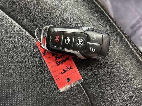 Used 2017 Ford Explorer Limited image 32