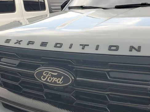 Used 2025 Ford Expedition Platinum w/ Stealth Appearance Package AWD/4WD image 5