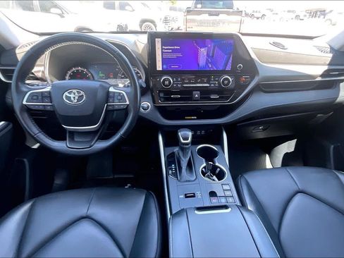 Used 2023 Toyota Highlander XLE image 16