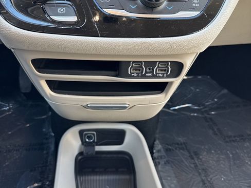 Used 2023 Chrysler Pacifica Touring-L image 12