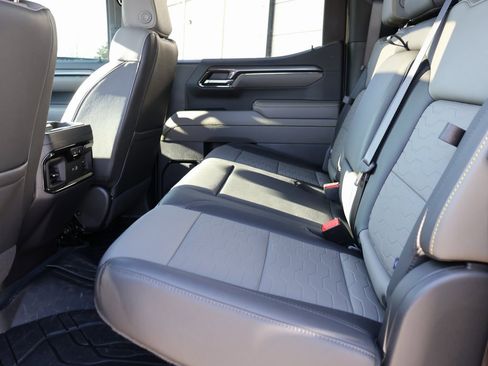 Used 2024 Chevrolet Silverado 1500 ZR2 image 17