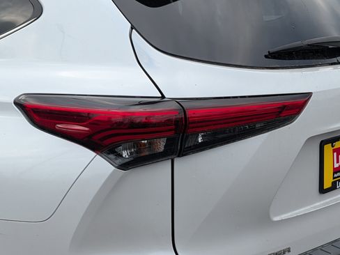 Used 2023 Toyota Highlander XLE AWD/4WD image 17