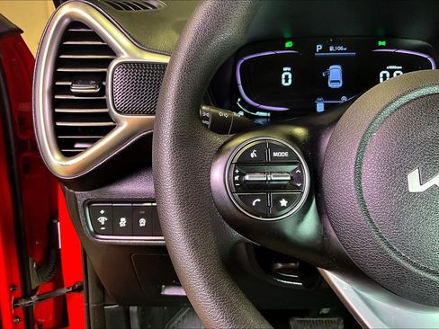 Used 2024 Kia Soul LX w/ Option Group 015 FWD image 12