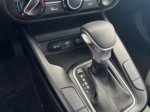 Used 2025 Kia Soul LX w/ LX Technology Package FWD image 40