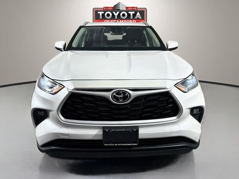 Certified 2026 Toyota Highlander XLE AWD/4WD image 2