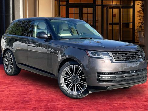 Used 2024 Land Rover Range Rover SE AWD/4WD image 2