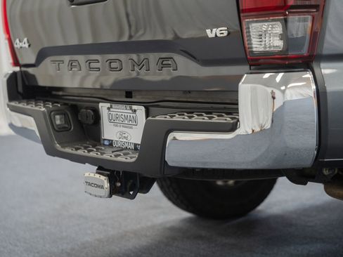 Used 2018 Toyota Tacoma SR5 AWD/4WD image 9
