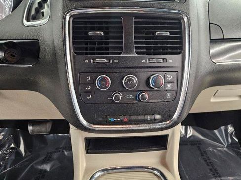 Used 2018 Dodge Grand Caravan SXT image 17
