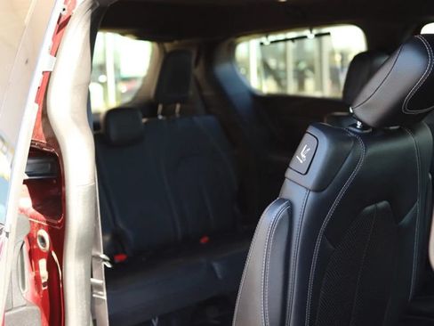 Used 2019 Chrysler Pacifica Touring-L w/ Advanced Safetytec Group FWD image 43