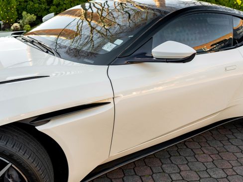 Used 2019 Aston Martin DB11 Coupe image 32