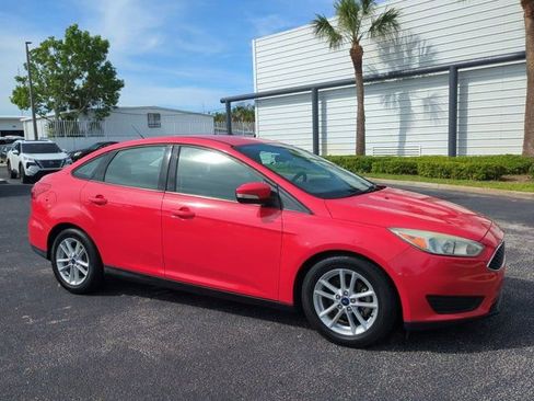 Used 2017 Ford Focus SE FWD image 2