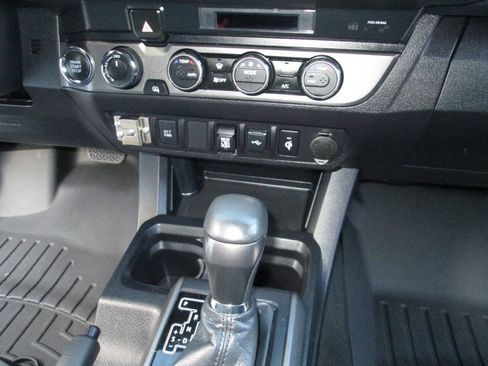 Used 2021 Toyota Tacoma TRD Off-Road AWD/4WD image 22