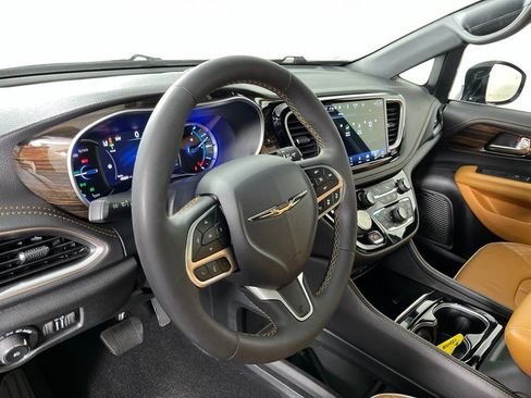 Used 2023 Chrysler Pacifica Pinnacle FWD image 29