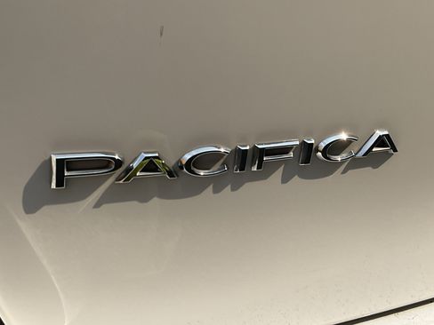 Used 2023 Chrysler Pacifica Limited image 7