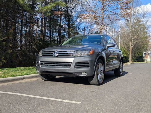 Used 2013 Volkswagen Touareg TDI image 5