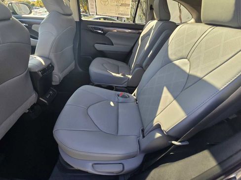 New 2026 Toyota Highlander Platinum image 21