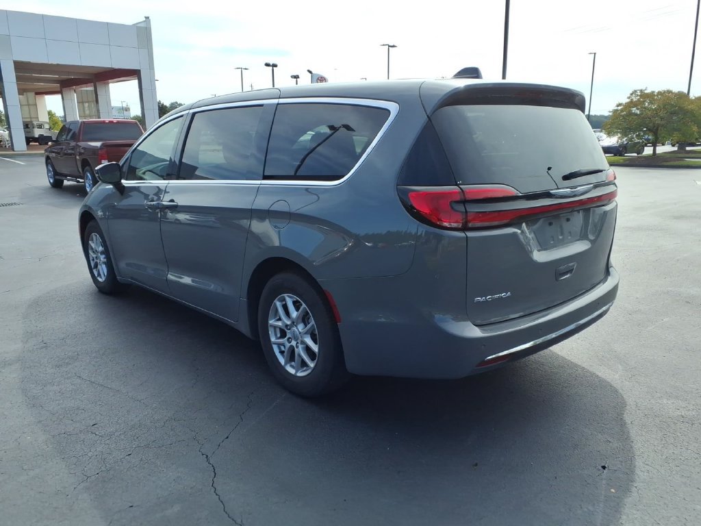 Used 2025 Chrysler Pacifica Select FWD image 5