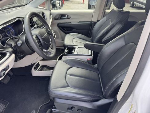 Used 2024 Chrysler Pacifica Touring-L FWD image 3