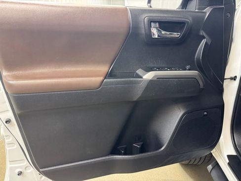 Used 2022 Toyota Tacoma Limited AWD/4WD image 9