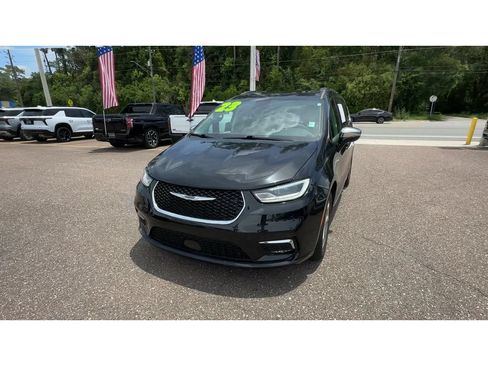 Used 2023 Chrysler Pacifica Limited FWD image 7