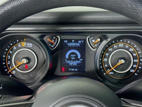 Used 2024 Jeep Gladiator Sport AWD/4WD image 13
