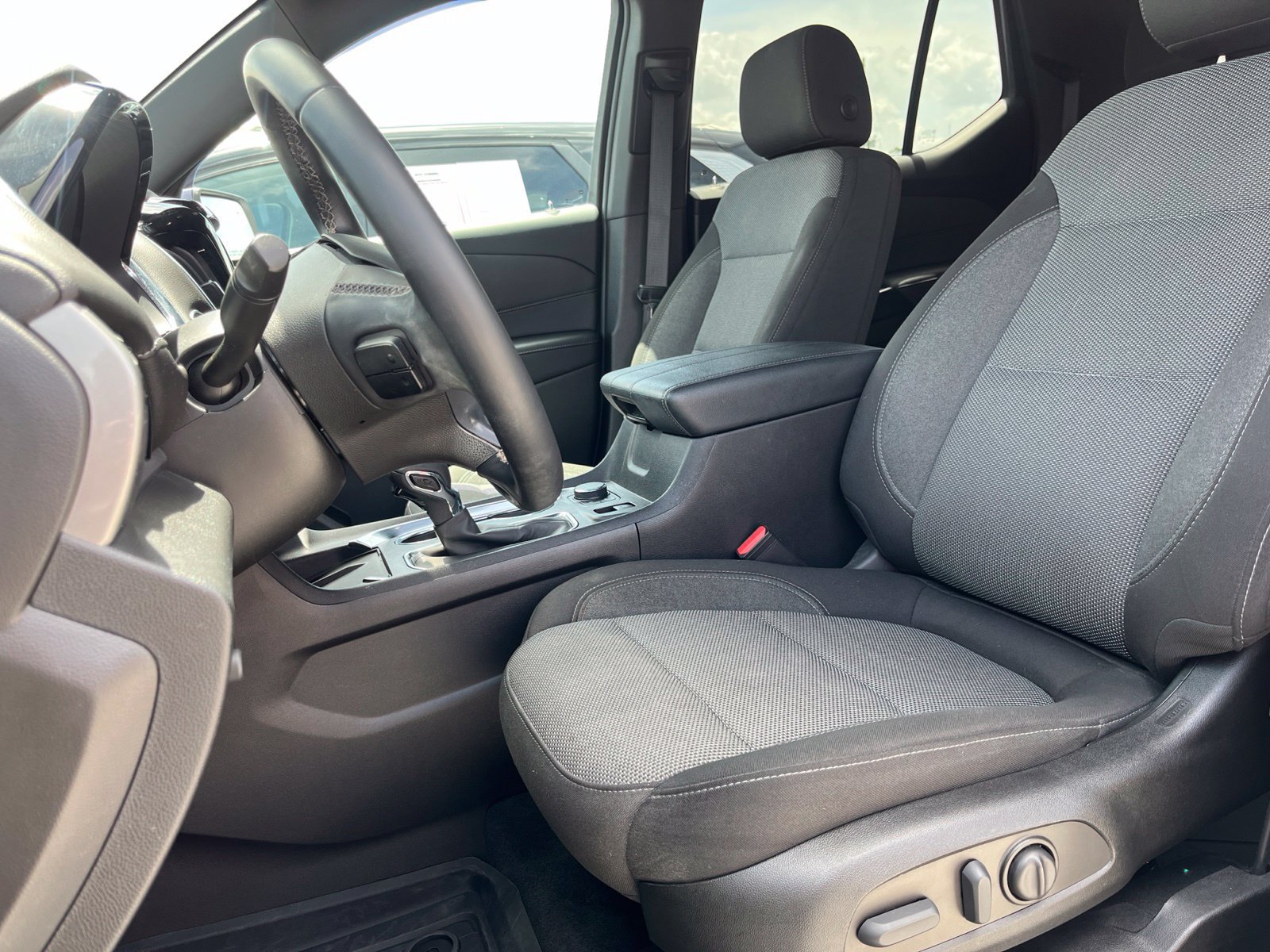 Used 2023 Chevrolet Traverse LT FWD image 8